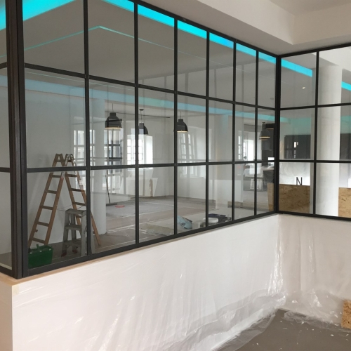 New Yorker væg i showroom med glas og sort stålramme, udført i Roskilde på Sjælland